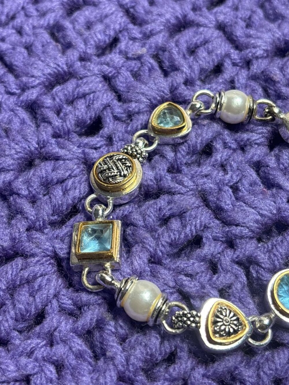 Silvertone Goldtone Blue Rhinestone Faux Pearl Bracelet 8 inches Long Magnetic - Picture 2 of 7